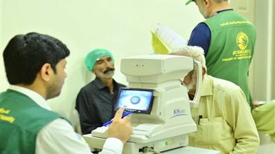 مركز الملك سلمان للإغاثة ينفذ مشروع لمكافحة العمى ويوزع حقائب إيوائية وسلال غذائية في أقاليم باكستان