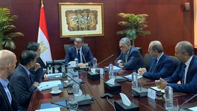 بالصور .. سفير سنغافورة بمصر يلتقى مع وزير الاستثمار 