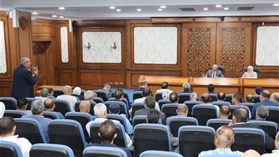 خلال اللقاء الأسبوعي لنائب رئيس مجلس الوزراء للتنمية الصناعية وزير الصناعة والنقل بالمستثمرين بمقر هيئة التنمية الصناعية