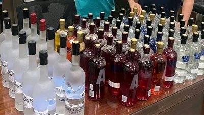 مكافحة التهرب الجمركى بالقاهرة تحرر محضر تهرب وضبط لعدد من زجاجات المشروبات الكحولية ( الخمور ) الأجنبيه الصنع الغير خالصة الضرائب والرسوم 