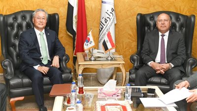 نائب رئيس مجلس الوزراء للتنمية الصناعية وزير الصناعة والنقل يبحث مع سفير كوريا الجنوبية بالقاهرة سبل تعزيز التعاون بين البلدين في مجالي الصناعة والنقل وزيادة الاستثمارات الكورية في السوق المصري وتوطين