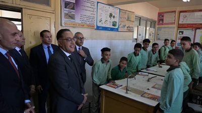 زيارة مفاجئة لرئيس الوزراء لمدرسة محمد متولي الشعراوي بإدارة السلام 