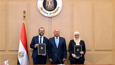 نائب رئيس مجلس الوزراء للتنمية الصناعية وزير الصناعة والنقل يشهد توقيع عقد بين شركة القاهرة للاستثمار والتطوير العمراني وشركة ليوني مصر لإقامة مصنع جديد لإنتاج الضفائر الكهربائية بمدينة الروبيكي 