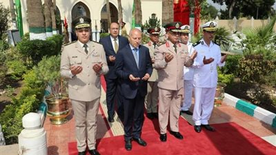 إحتفالا بذكري إنتصارات 6اكتوبر محافظ القاهرة يضع إكليلا من الزهور علي مقابر شهداء المنطقه العسكرية بالخفير