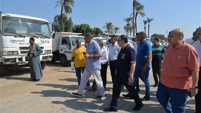 محافظ أسيوط يشهد اصطفاف 130 قلاب ولودر من المراكز والاحياء للمشاركة في رفع المخلفات من منطقة سور الأزهر