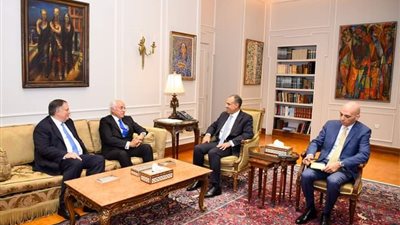 وزير الخارجية: يستقبل مالك ورئيس مجلس إدارة مجموعة الشركات المعنية بتنفيذ مشروع الربط الكهربائى بين مصر واليونان