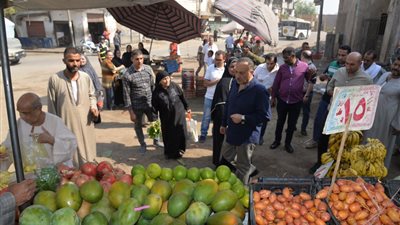 أبوالنصر يتفقد سوق الباعة الجائلين بحى شرق أسيوط