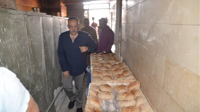 محافظ أسيوط يفاجئ مخبز بلدي بحى شرق للاطمئنان على جودة الخبز ويشدد على الإلتزام بالوزن والمواصفات المقررة