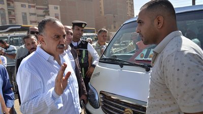 محافظ أسيوط يتفقد مجمع مواقف المعلمين للتأكد من الإلتزام بالتعريفة الجديدة 