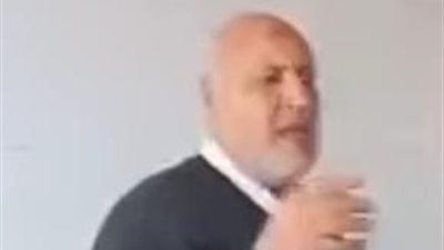 مدير مدرسة يقوم بتسليك البلاعة حرصا على سلامة أبنائه الطلاب