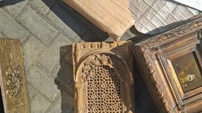 جمارك شرق بورسعيد تضبط محاولة تهريب عدد من المخطوطات واللوحات الأثرية 