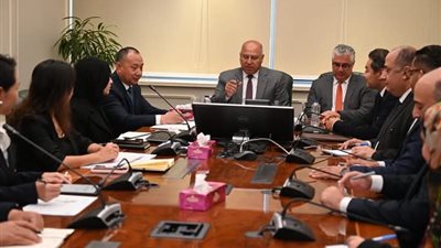 نائب رئيس مجلس الوزراء للتنمية الصناعية وزير الصناعة والنقل يلتقي رئيس شركة شين فينج إيجيبت الصينية لبحث مستجدات خطة إنشاء مجمع صناعي متكامل يضم 9 مصانع بإجمالي استثمارات 1,65 مليار دولار