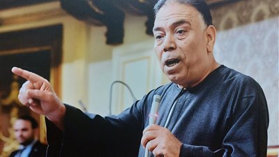 صور .. تنفيذا لمبادرة بداية.. «أبو حجر» يقرر رصف شارع الجزائر بـ«المعادي»