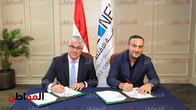 صور .. باستثمارات 8.8 مليون دولار .. رئيس «اقتصادية السويس» يوقع عقد مشروع «دينم ريز» لصناعة الملابس 
