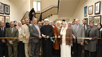 صور .. «رئيس جامعة الأزهر» يفتتح  معرضَ الأعمالِ الفنية لـ«طالبات تربية» 