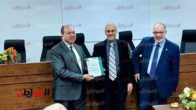 صور .. «تربية الأزهر» تهدي درع الكلية لـ«كمال عجمي»