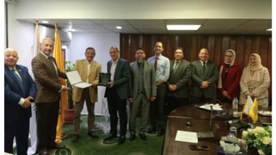 رئيس شركة بدر الدين للبترول يكرم مدير عام الصيانة الميكانيكية بمنطقة بدر 3 لبلوغ سن المعاش ويهدي له درع الشركة 
