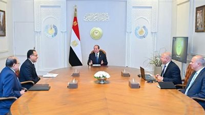 الرئيس السيسي يجتمع مع رئيس مجلس الوزراء ووزير النقل والصناعه للإطلاع على موقف التنفيذي للمشروعات الخاصه بوزارة النقل والمتعلقه بانشاء وتحديث الموانئ علي مستوي الجمهورية