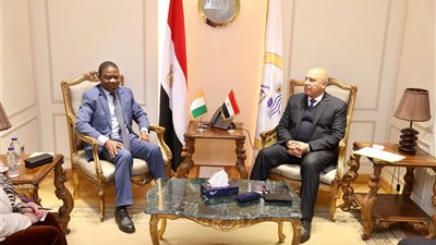 رئيس مجلس الوزراء للتنمية الصناعية وزير الصناعة والنقل يبحث مع  سفير جمهورية كوت ديفوار بالقاهرة