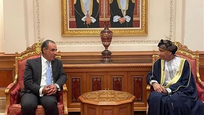 وزير الخارجية والهجرة يلتقي مع نائب رئيس الوزراء لشئون مجلس الوزراء بسلطنة عُمان