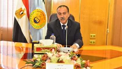 محافظ أسيوط يوجه بتقنين الإعلانات غير المرخصة ورئيس مركز القوصية يتابع حملة لمراجعة حصر الإعلانات المخالفة