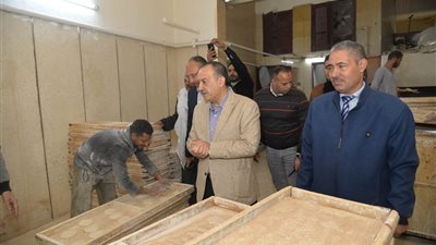 محافظ أسيوط يفاجئ مخبز بلدي بحى شرق للإطمئنان على جودة الخبز ويشدد على الإلتزام بالوزن والمواصفات المقررة