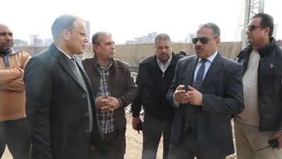 محافظ الشرقية يتفقد أعمال رصف ورفع كفاءة الشوارع الداخلية بمنطقة تقسيم المعلمين بمدينة الزقازيق