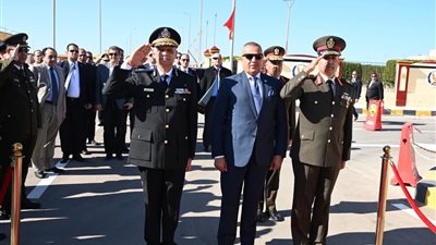 محافظ جنوب سيناء يضع إكليلا من الزهور على نصب شهداء الشرطة بمعسكر قوات الأمن بطور سيناء