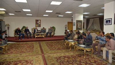 محافظ أسيوط يناقش إنشاء مدينة للحرفيين بعيداً عن الكتلة السكانية