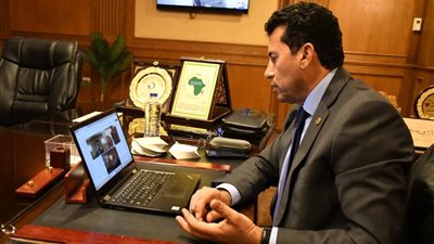 وزير الرياضة يحفز لاعبي منتخب مصر  لكرة اليد للفوز أمام فرنسا ..عبر 