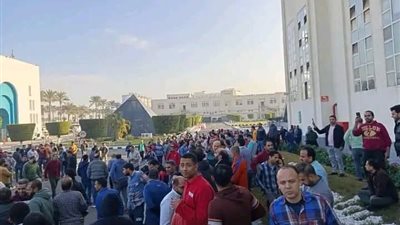 إضراب عمال شركة  النساجون الشرقيون في جميع مصانعها  عن العمل بسبب انخفاض الزيادة السنوية 