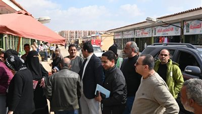 استعدادًا للافتتاح الرسمي ...رئيس جهاز مدينة العاشر  يتفقد سوق الباكيات