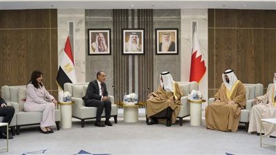 وزير الخارجية والهجرة يجتمع برئيس غرفة صناعة وتجارة البحرين وعدد من أعضاء مجلس الإدارة  ورجال الأعمال خلال زيارته إلى المنامه