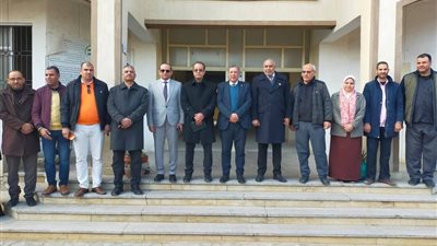 وكيل تعليم البحيرة ورئيس الادارة المركزية لتكنولوجيا المعلومات بالوزارة يشهدان طابور الصباح والاذاعة المدرسية ومراسم تحية العلم والنشيد الوطنى