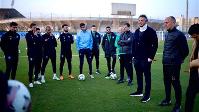 ممدوح عيد رئيس نادي بيراميدز  يحرص على حضور تدريب فريق الكرة الأول، استعدادا لمواجهة مودرن سبورت في إطار بطولة الدوري