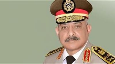 الفريق أول عبد المجيد صقر القائد العام للقوات المسلحة وزير الدفاع والإنتاج الحربى يكرم عدداً من القادة الذين أوفوا العطاء بالقوات المسلحة