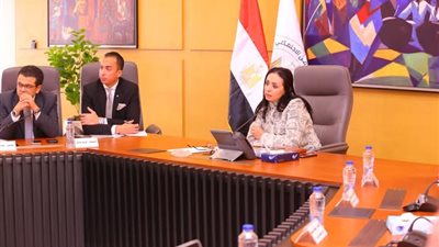 وزيرة التضامن الاجتماعي تترأس اجتماع اللجنة العليا للأسر البديلة الكافلة..وتلتقي عدداً من الأسر الراغبة في كفالة أبناء بنظام الأسر البديلة الكافلة 