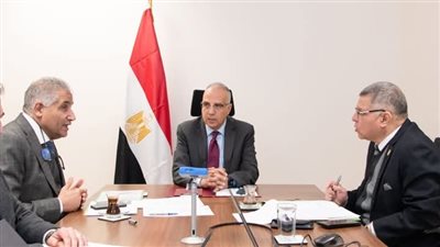 وزير الموارد المائيه والري يتابع موقف 