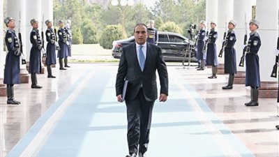 السفير المصري في طشقند يقدم أوراق اعتماده إلى الرئيس الأوزبكي شوكت مرضاييف