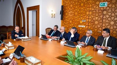 وزير الخارجية والهجرة يجتمع مع قيادات وزارة الخارجية لمتابعة سير العمل بالوزارة
