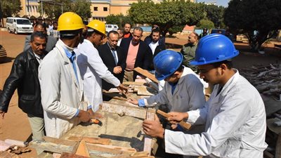 محافظ أسيوط يتفقد ورش مدرسة أسيوط الثانوية الميكانيكية لمتابعة التدريب على الأعمال الحرفية