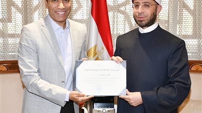 تقديرًا لدوره في نشر القيم المجتمعية.. وزير الأوقاف يكرِّم الفنان القدير سامح حسين