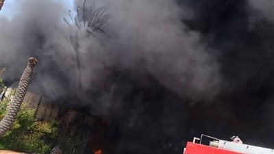 إندلاع حريق  هائل بمصنع كيماويات  ببلبيس ....والآدخنه  تتصاعد عنان السماء 