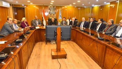 محافظ أسيوط يعقد اجتماعاً مع خريجي كلية الطب البيطري لعرض فرص تدريب وتشغيل في المجازر الحكومية