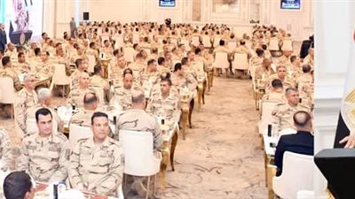 الفريق أول / عبد المجيد صقر القائد العام للقوات المسلحة وزير الدفاع والإنتاج الحربى يشارك عدد من مقاتلى قوات الدفاع الجوى تناول وجبة الإفطار