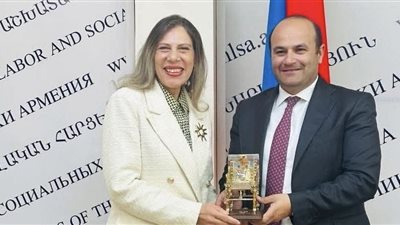 سفيرة مصر في يريفان تلتقي بوزير العمل والشئون الاجتماعية الأرميني