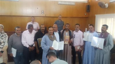 محافظ أسيوط يؤكد تكثيف العمل بملف تقنين أراض أملاك الدولة ورئيس مركز الغنايم يسلم 12 عقد تقنين لواضعي اليد
