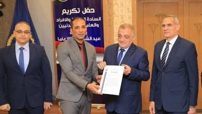 وزير الداخلية يكرم معاون مباحث مركز شرطة أسنا بالأقصر