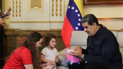 رئيس فنزويلا يستقبل مايكليس إسبينوزا وعائلتها في قصر ميرافلوريس