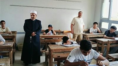 رئيس المنطقة الأزهرية بالسويس يتفقد سير إمتحانات الشهادتين الإبتدائية والإعدادية